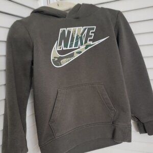 Nike Hooded Sweatshirt & T-Shirt Bundle